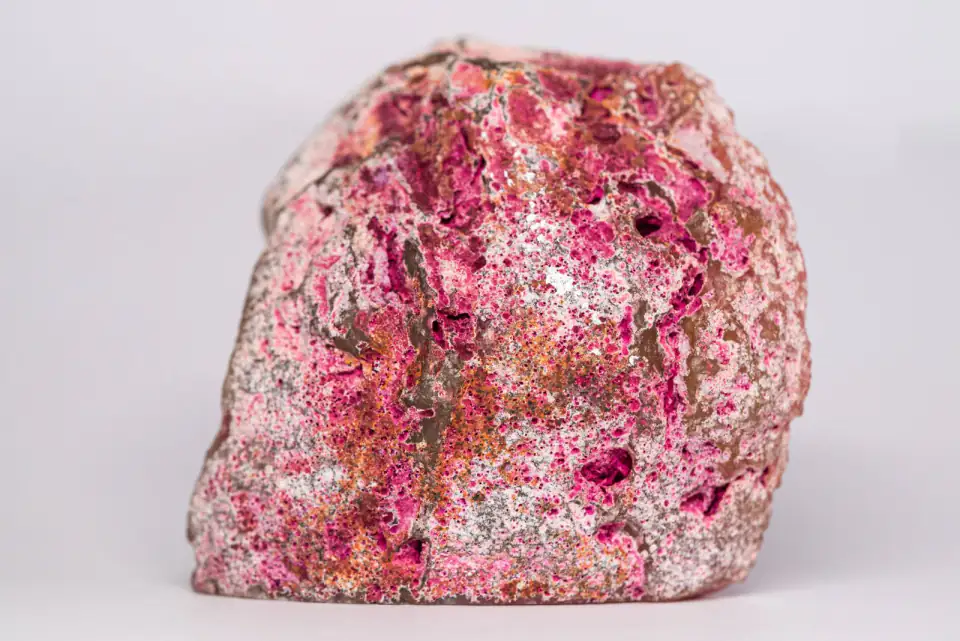 Agata rosa grezza, la superficie scelta per l'etichetta