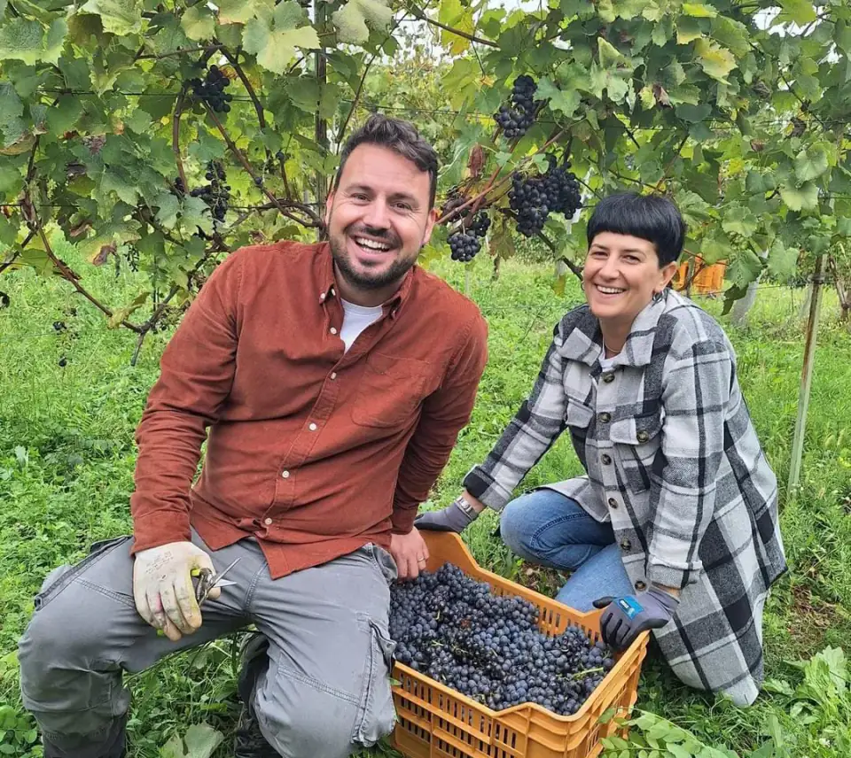 Pietro e Valentina in vigna con una cassetta piena d'uva