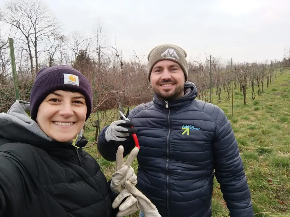 Pietro e Valentina sorridono in vigna d'inverno